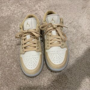 Jordan Air Sneakers in sand and White